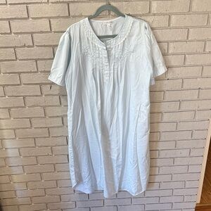 Vintage Miss Elaine Light Blue Embroidered neck Nightgown size large Good